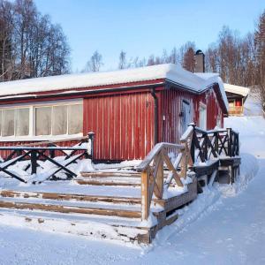 SaxnäsKultsjögården-Saxnäs- Marsfjäll 10的上面有雪的红色谷仓