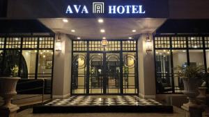 Ban Changเอวา โฮเทล อุดรธานี (AVA Hotel Udonthani)的aaa el hotel酒店入口处,上面有标志