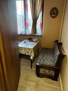 索非亚Апартамент Миели的客房设有桌子、椅子和窗户。