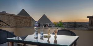 开罗King Pyramids View Hotel的一张桌子,上面放着两杯酒杯和瓶子