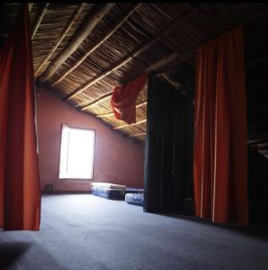 巴拉德瓦利扎斯Deja vu的一间空房间,房间带窗户