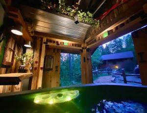 Saint-FaustinTremblant-Mont-Blanc SPA,Nature,Intimité的享有带浴缸的房屋的外部景致。