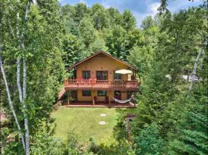 Saint-FaustinTremblant-Mont-Blanc SPA,Nature,Intimité的树林中房屋的空中景观