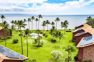 考纳卡凯Molokai Shores的从度假村欣赏到海洋的空中景色