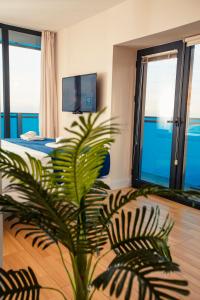 巴统Panorama Orbi Resort的一间酒店客房,卧室内种植了棕榈树