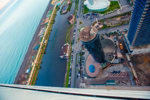 巴统Panorama Orbi Resort的水边建筑工地的空中景观