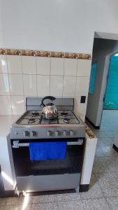 圣何塞港Casa de descanso Grace的厨房配有带锅子的炉灶