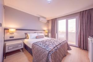 番红花城SAFRANBOLU ÇELEBİ OTEL的酒店客房设有床和窗户。