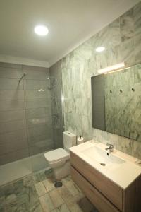 圣地亚哥港Bahia de Santiago的浴室配有卫生间、盥洗盆和淋浴。