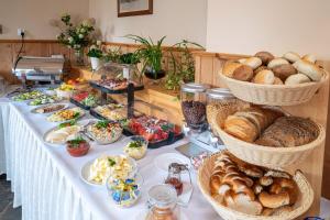 扎科帕内库兹尼采山地宾馆的长桌,有面包和其他食物篮子