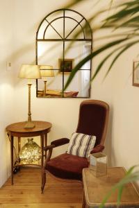 桑利斯Appartements 4 vents by La Boîte En Plus的客厅配有椅子和桌子