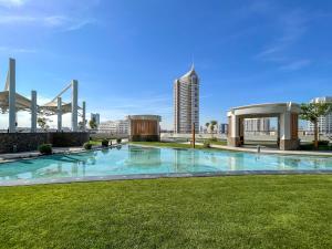 迪拜Placid Studio close to Dubai Miracle Garden的公园中央的大型游泳池