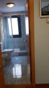 波伊奥Apartamento en Pontevedra con terraza y garaje的一间带卫生间和窗户的浴室