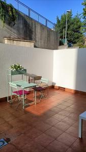 波伊奥Apartamento en Pontevedra con terraza y garaje的庭院里设有桌椅。