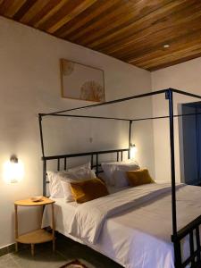 圣路易斯Natoose Lodge的一间卧室配有一张带白色床单和黄色枕头的大床。