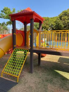 MODERNO FLAT LAKE SIDE的儿童游玩区