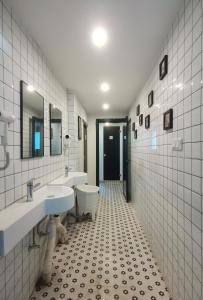 苏州不负韶华青年旅馆的白色的浴室设有2个盥洗盆和1个卫生间。