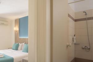 赫索尼索斯赫索尼索斯中心酒店的酒店客房配有一张床和淋浴