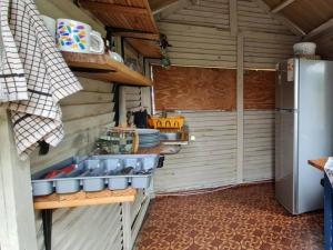 StormsriviermondTsitsikamma Wolf Sanctuary ECO Cabins & Teepees的厨房配有水槽和冰箱