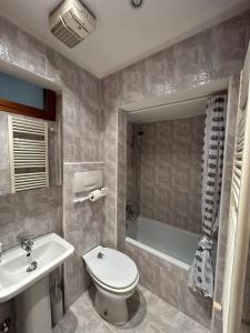 威尼斯CA, BOTTE的浴室配有卫生间、盥洗盆和浴缸。