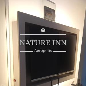 当格浪NATURE INN Aeropolis AR3的一台名为nerate inn aeropolis的平面电视