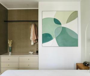 卡门港Canaryislandshost l Beach的卧室配有一张床,墙上挂有绘画作品