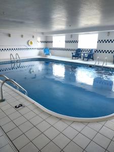 法戈法戈机场戴斯汽车旅馆及套房的在酒店房间的一个大型游泳池