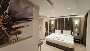 伊斯坦布尔The Külsümz Hotel的卧室配有一张床,墙上挂有绘画作品