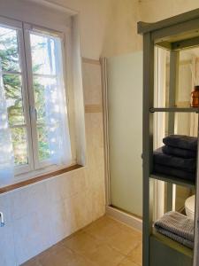 Au fil de L'Ouanne的浴室设有窗户和一些毛巾