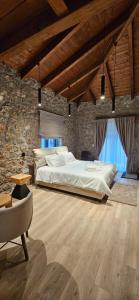 塞尼梅西奇卡罗Miltilon的一间卧室设有一张大床和石墙