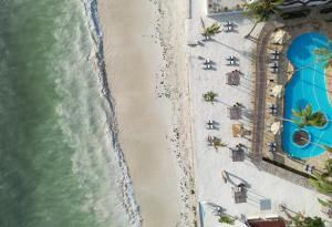 乌罗阿Dream of Zanzibar Resort & Spa - Premium All Inclusive的海滩上方的海滩美景,设有椅子和水