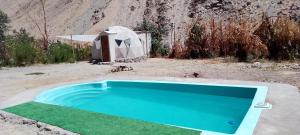 派瓦诺Hermoso Domo privado para 2 personas con tinaja-Cochiguaz Valle De Elqui的沙漠中的游泳池和帐篷