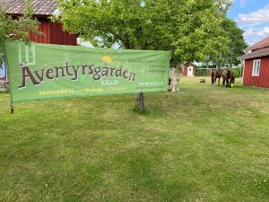 Källby琴纳库勒冒险农场旅馆的背景中马场上的绿色标志