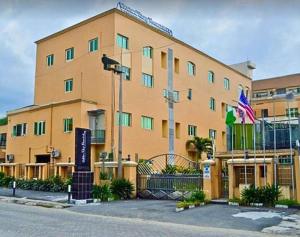哈科特港Golden Tulip Hotel- Evergreen Port Harcourt的前面有旗帜的大建筑