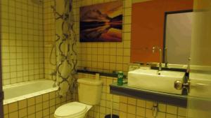 清迈Reconnecting的一间带卫生间、水槽和镜子的浴室