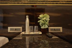 根尼亚古马里HOTEL CYRIL的一张桌子,上面有一瓶和两杯