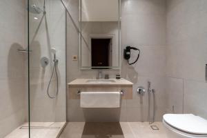 塔什干FrankFort Expo Hotel的带淋浴、盥洗盆和卫生间的浴室