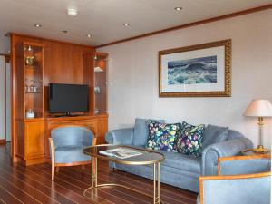 伦敦森伯恩伦敦帆船酒店的带沙发和电视的客厅
