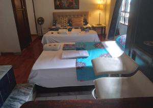 内瓦Casa hotel Mi Huila的一间卧室配有一张带白色床单的大床