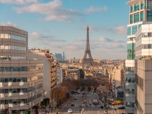 巴黎Mercure Paris Gare Montparnasse TGV的一座以艾菲尔铁塔为背景的城市