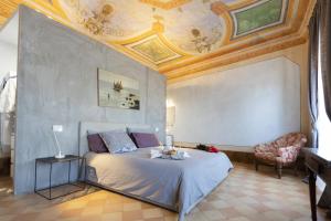 波滕扎皮切纳Stupenda Dimora Italiana Storica的一间卧室设有一张带格子天花板的床。