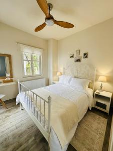 扎戈拉Luxury Villa at Pelion- Ruby的卧室配有白色的床和吊扇
