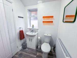 克利索普斯Vibrant Tranquility: What a gem!的白色的浴室设有卫生间和水槽。