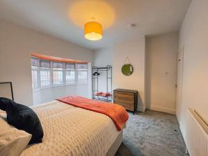 克利索普斯Vibrant Tranquility: What a gem!的一间卧室设有一张床和一个窗口