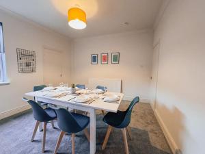 克利索普斯Vibrant Tranquility: What a gem!的一间配备有白色桌椅的用餐室