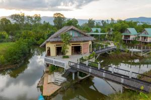 贡布Kampot Eco Village的河上桥上的房屋