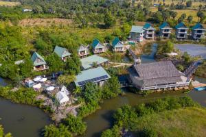 贡布Kampot Eco Village的享有河上度假胜地的空中景致