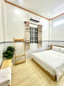 Ấp Lợi ÐủARYE guest house的一间卧室设有一张床和一个窗口