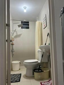 PilaCasa Honorio的一间带卫生间和水槽的浴室