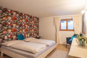 丰塔内拉Chalet Frederik的卧室的墙上装饰有大型花卉壁纸。